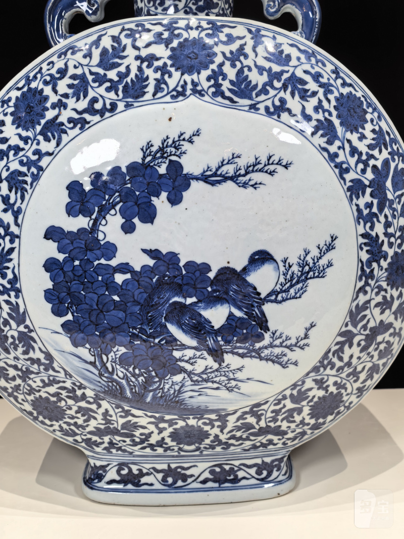 清乾隆 青花缠枝莲开光花鸟纹双耳抱月瓶 - 图8